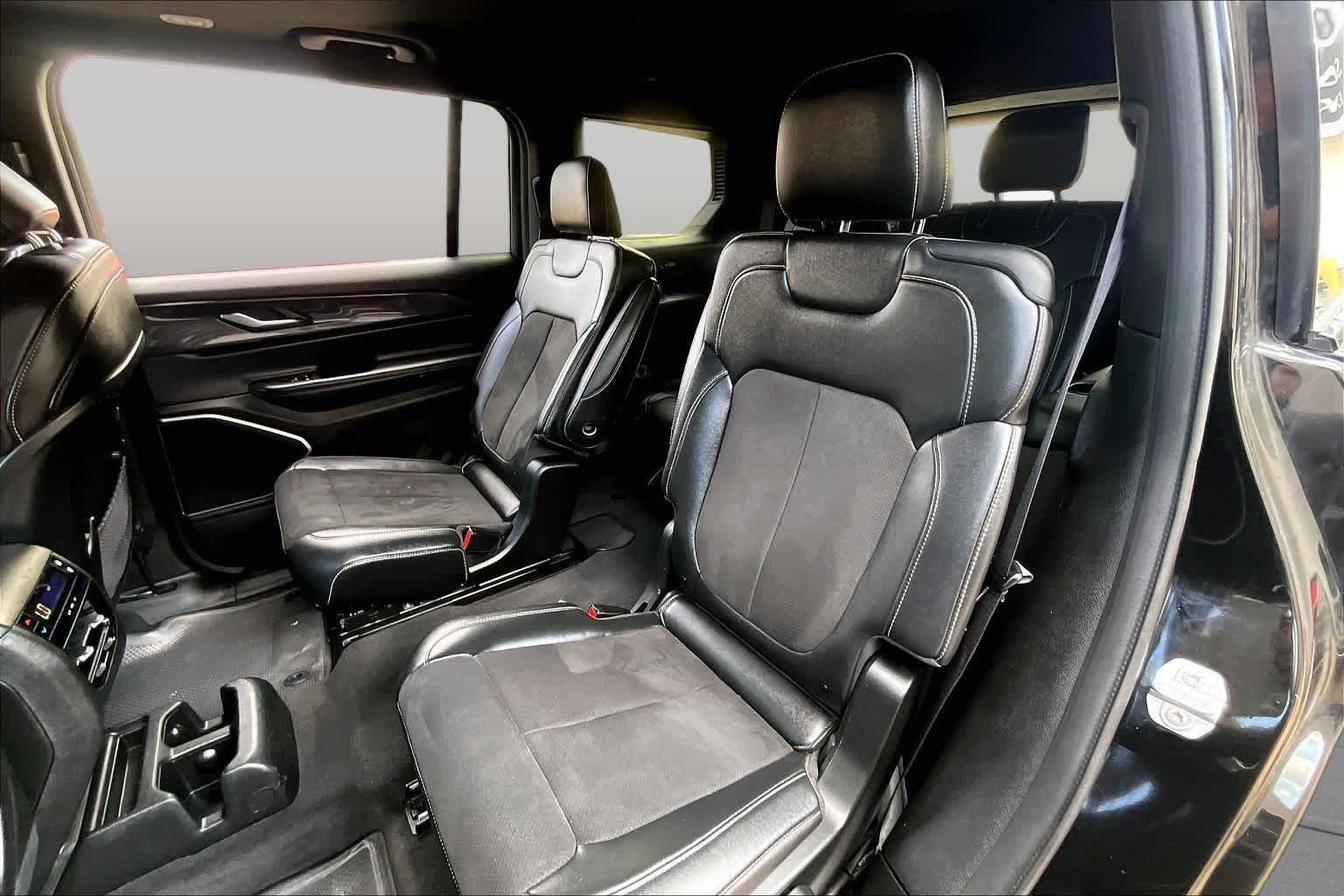 Used 2021 Diamond Black Crystal Pearlcoat Jeep Altitude image 21