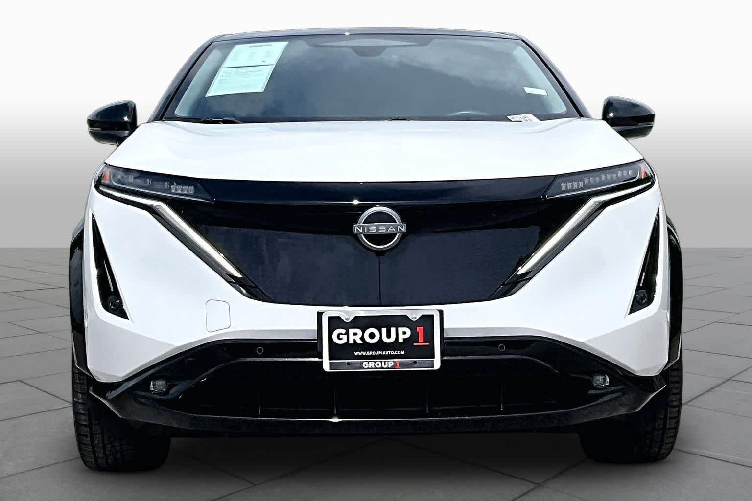 Used 2023 Everest White Pearl Tricoat/Black Diamond Pearl Nissan PLATINUM+ image 3