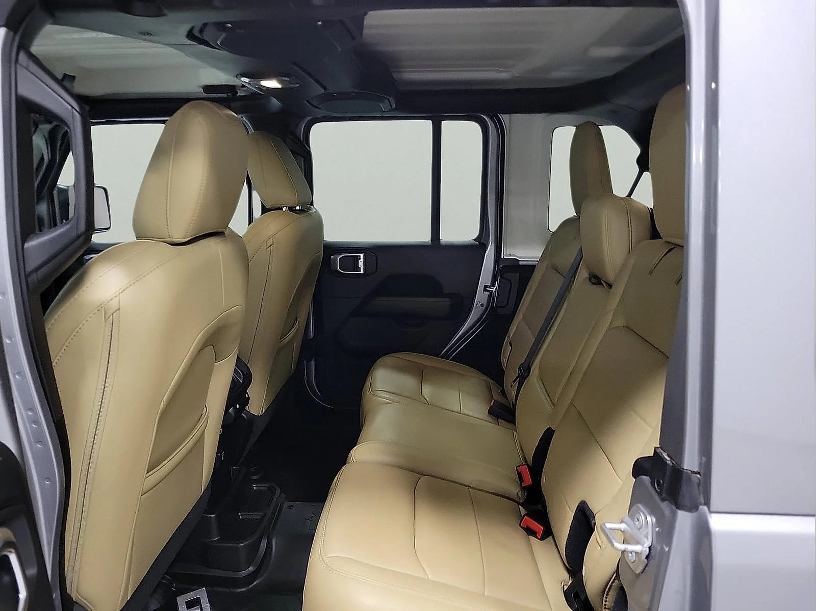 Used 2018 Billet Silver Metallic Clearcoat Jeep Sahara image 8