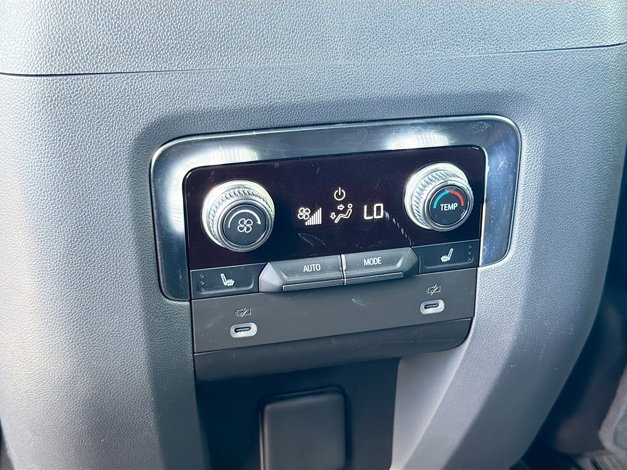 Used 2022 White Frost Tricoat GMC Denali image 21