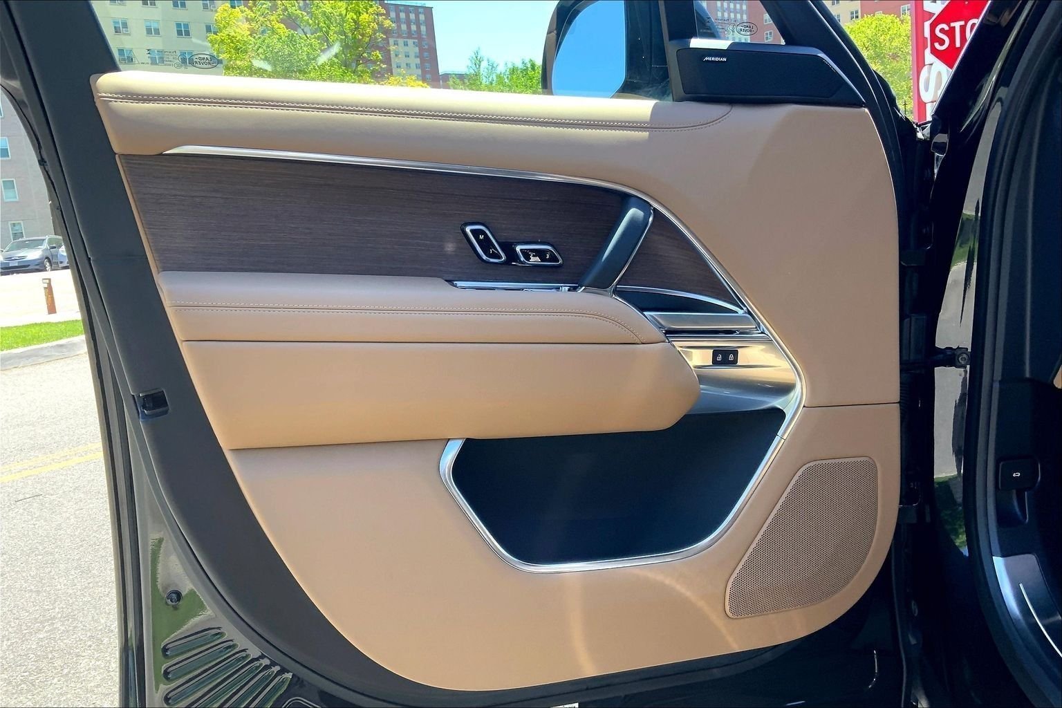 New 2026 Santorini Black LAND ROVER SE PHEV image 10
