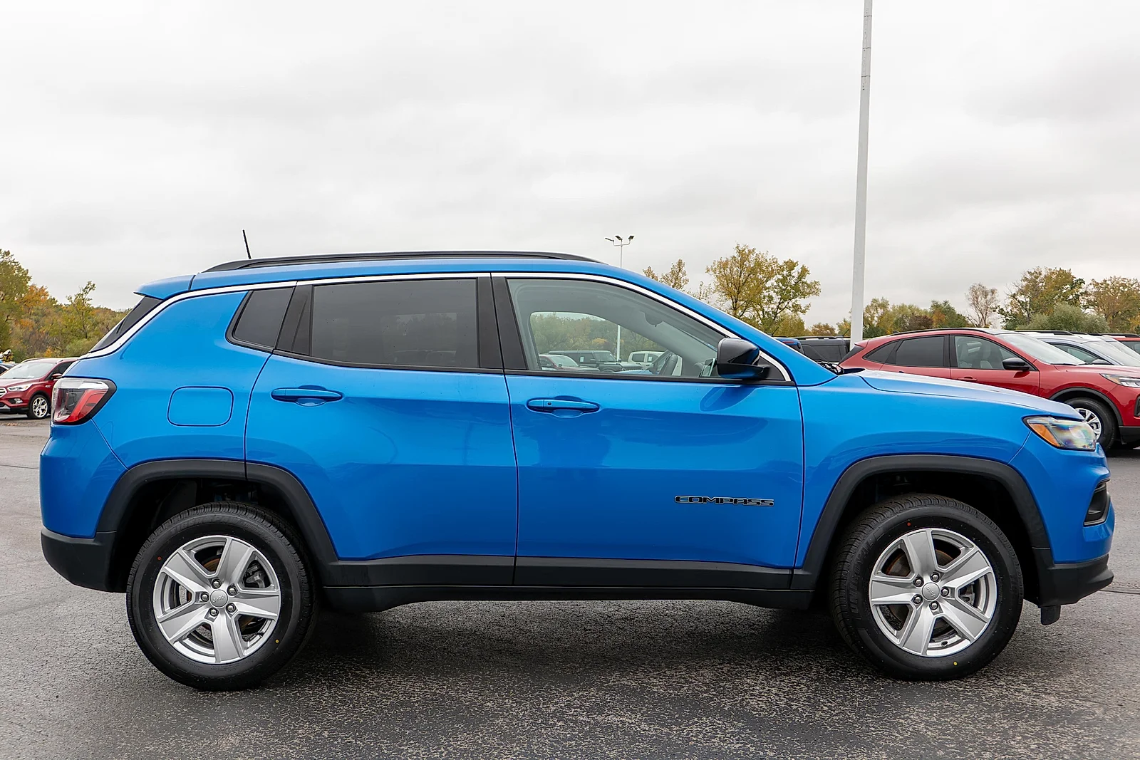Used 2022 Laser Blue Pearlcoat Jeep Latitude 4x4 image 5