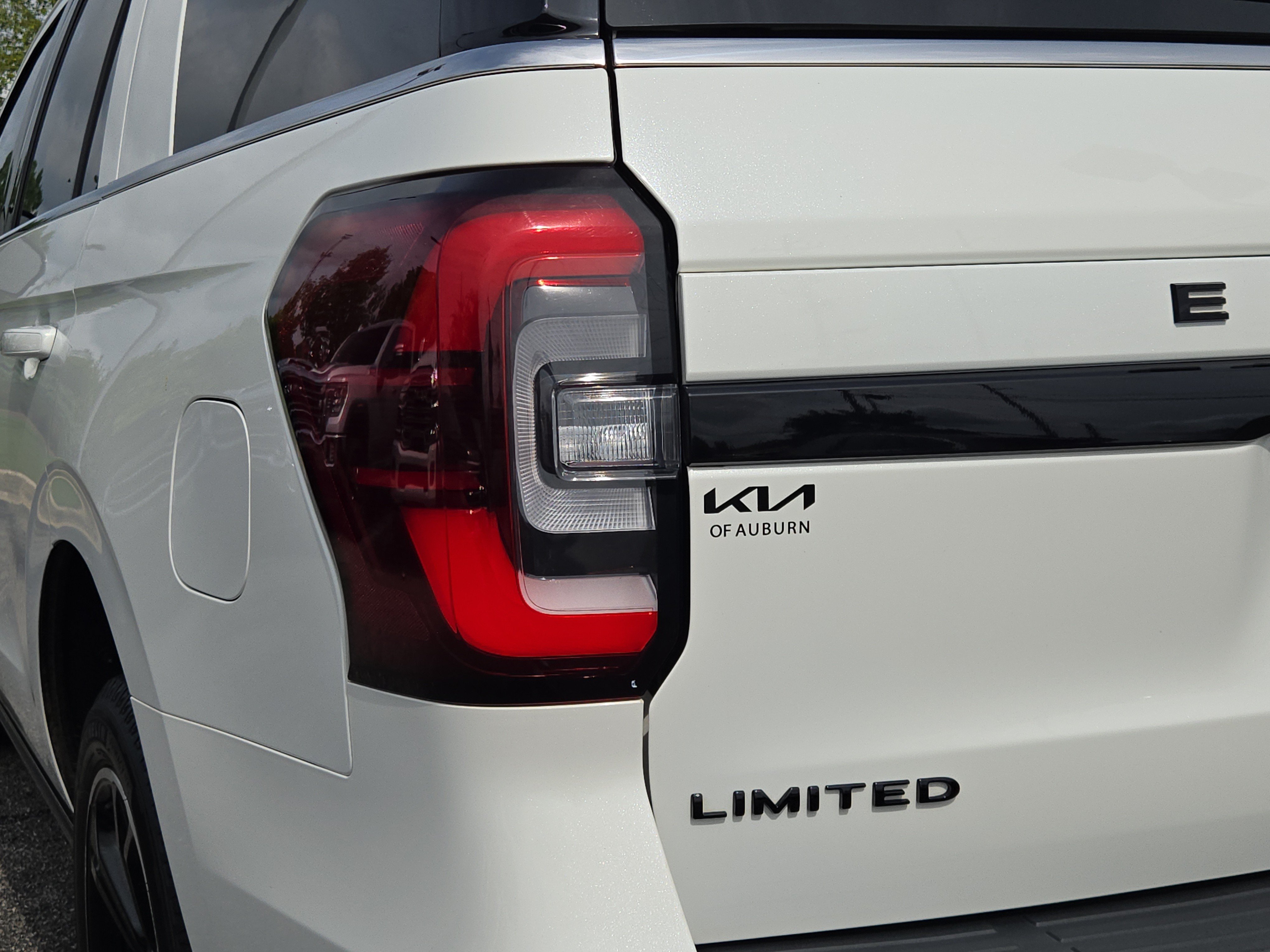Used 2023 White Ford Limited image 9