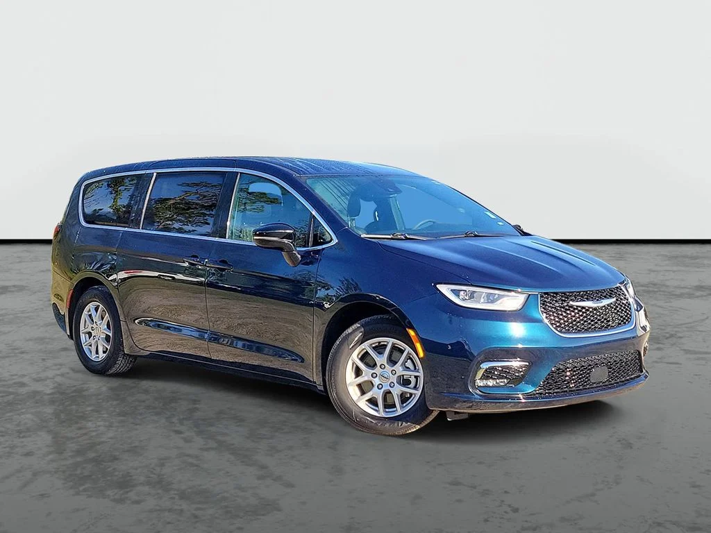 2025 Chrysler Pacifica Select's photo