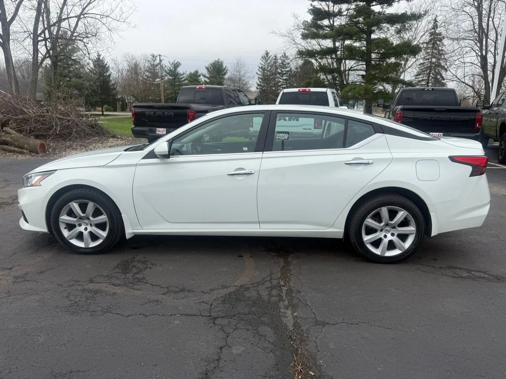 Used 2022 White Nissan 2.5 image 8