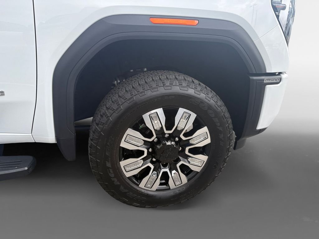 Used 2025 White GMC Denali image 16