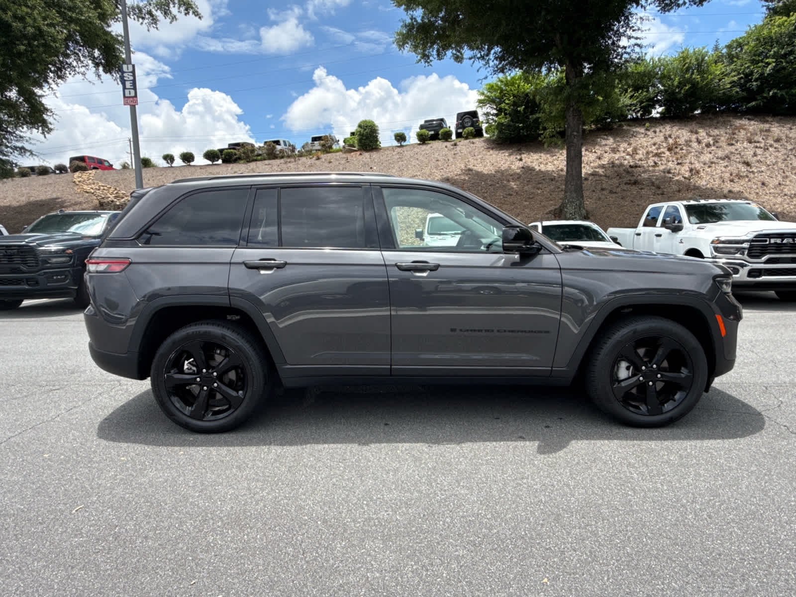 Used 2023 Baltic Gray Metallic Clearcoat Jeep Limited image 6