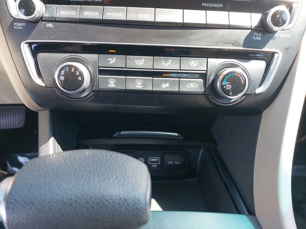 Used 2018 White Kia LX image 24