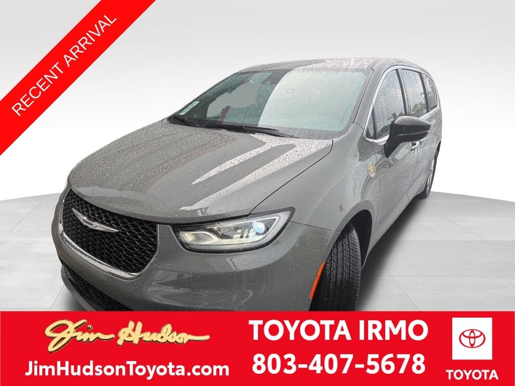 2025 Chrysler Pacifica Select's photo