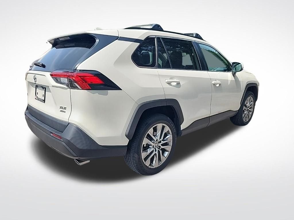 Used 2022 White Toyota XLE Premium image 4