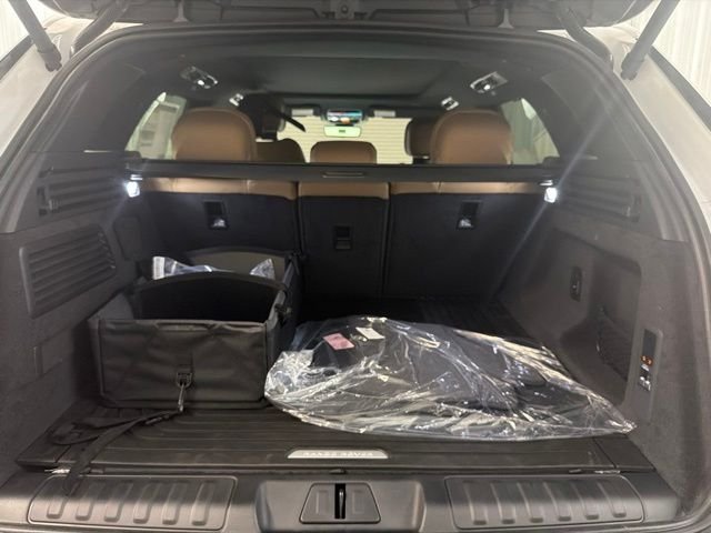 New 2026 Ostuni Pearl White Land Rover SE image 28