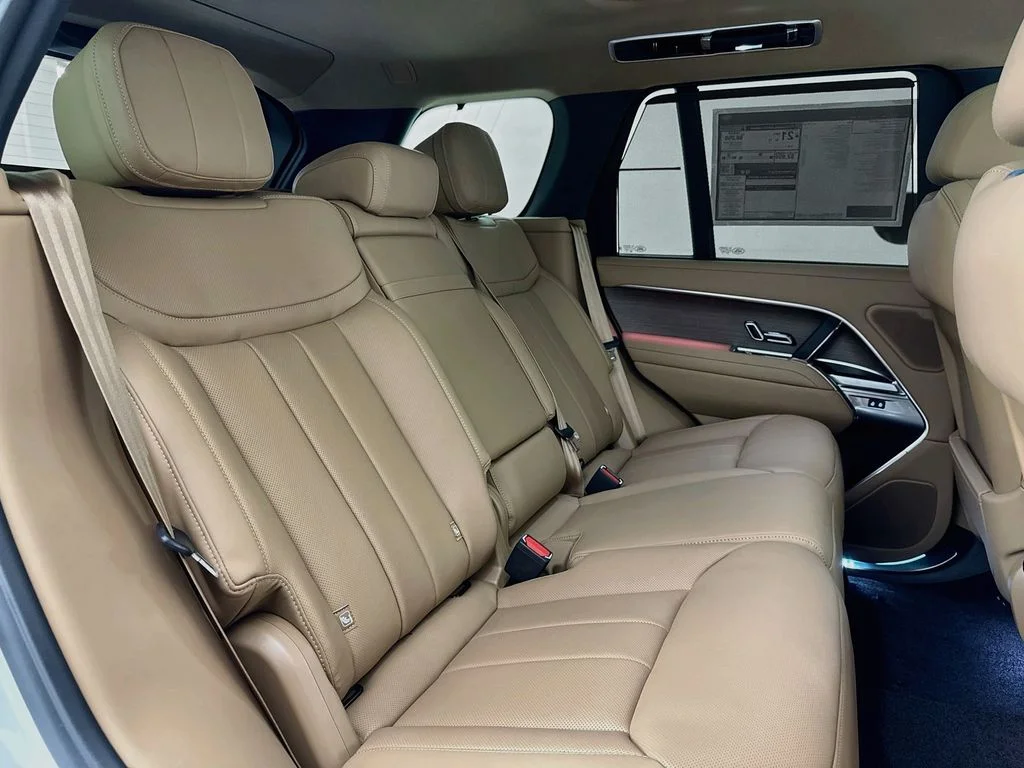 New 2026 Ostuni Pearl White Land Rover SE image 28