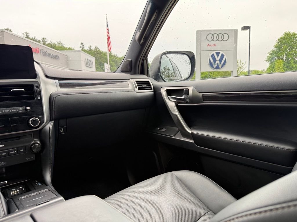 Used 2022 White Lexus 460 image 35