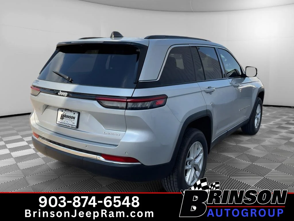 New 2026 Silver Zynith Exterior Paint Jeep Laredo X image 5