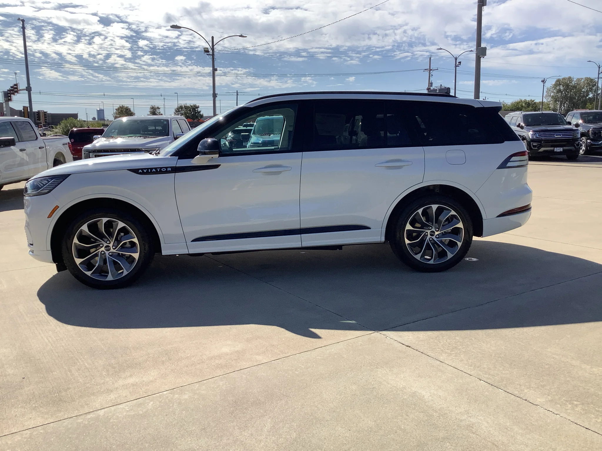 New 2027 Pristine White Metallic Tri-Coat Lincoln Premiere image 2