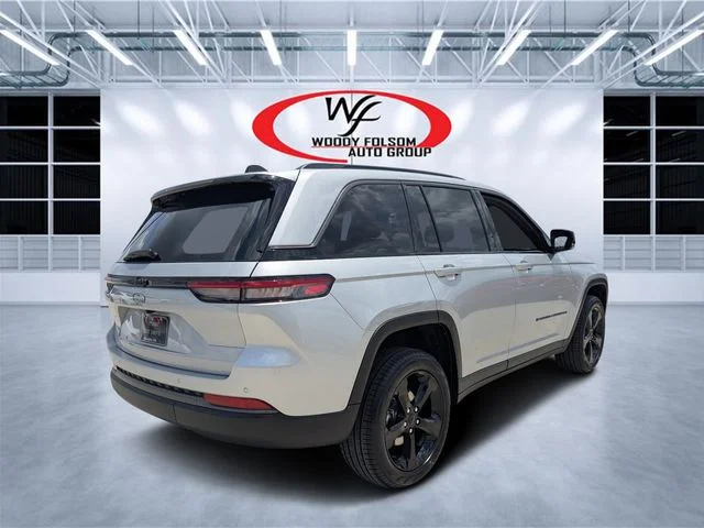 New 2026 Silver Zynith Exterior Paint Jeep Limited image 3
