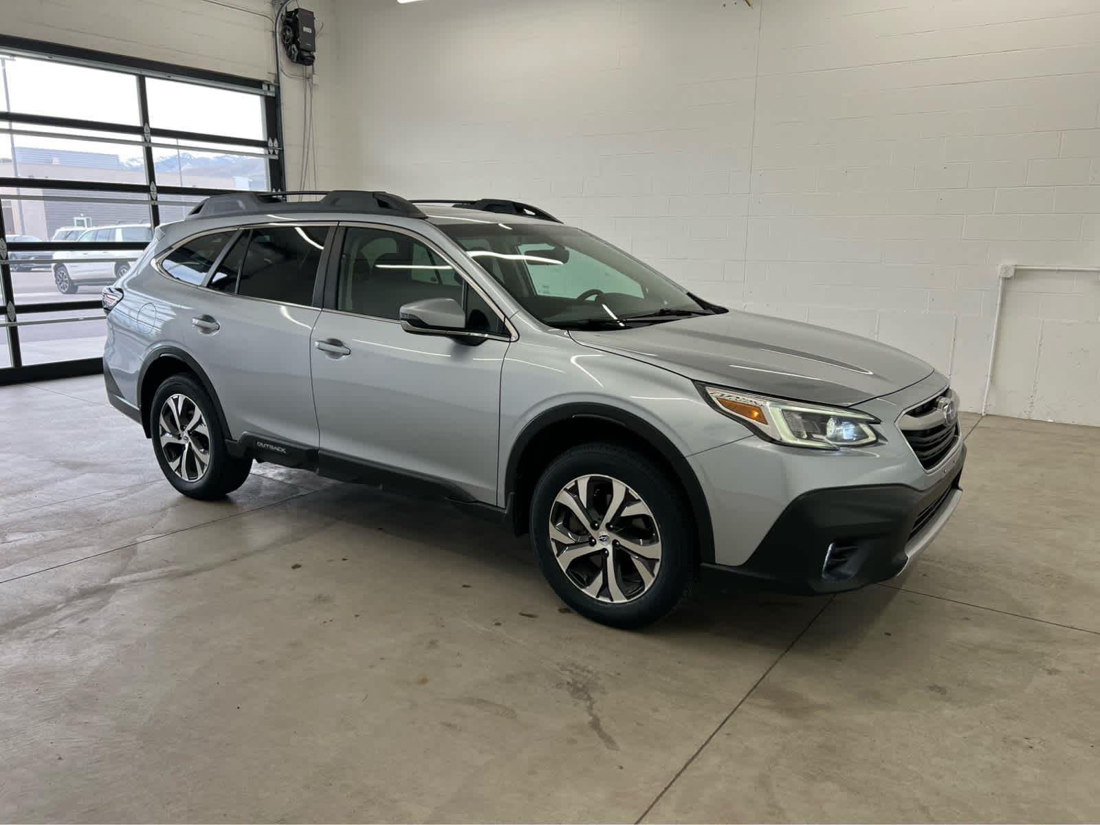 Used 2022 Ice Silver Metallic Subaru Limited image 5