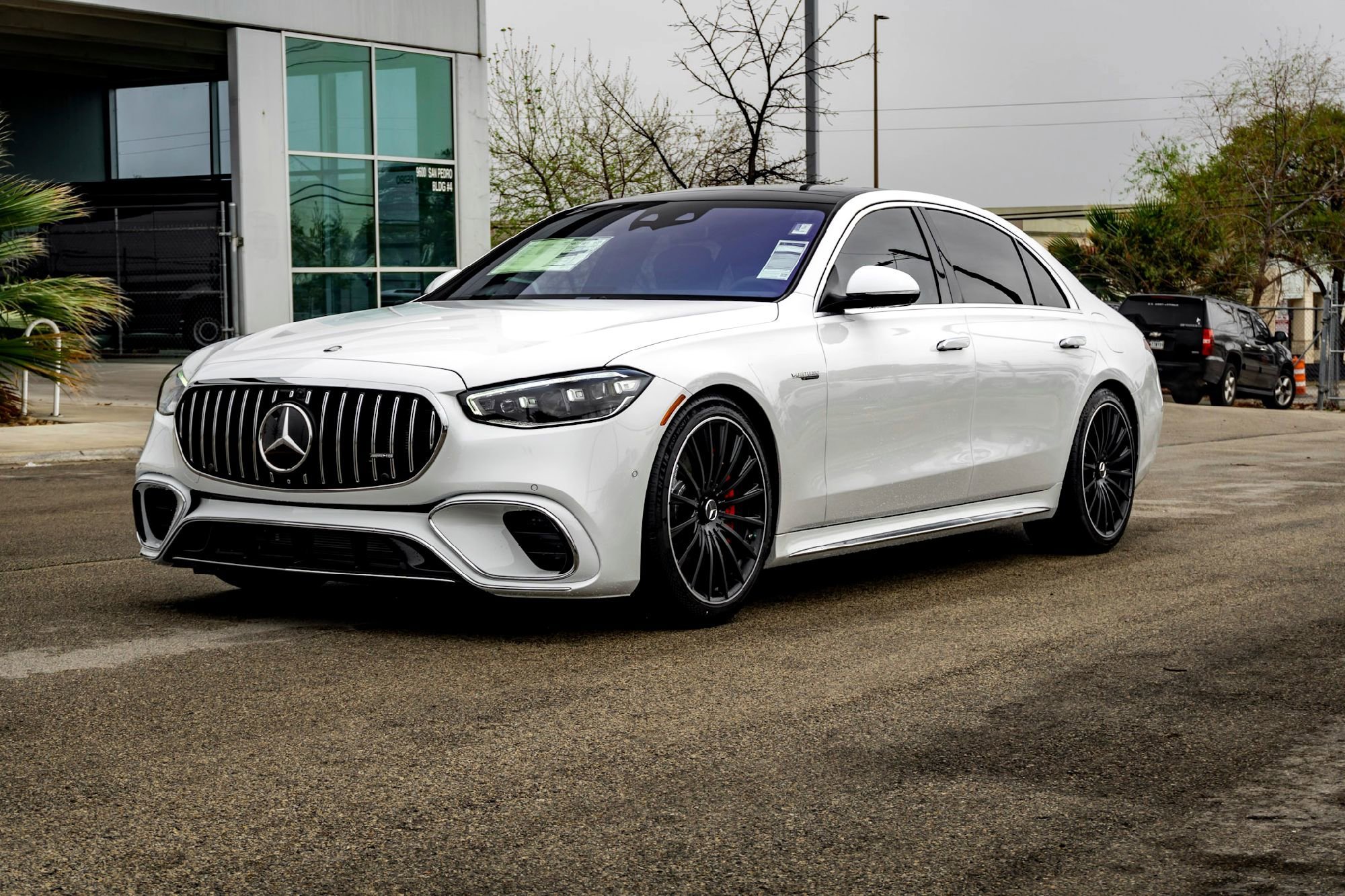 New 2026 MANUFAKTUR Moonlight White Metallic Mercedes-Benz AMG® S 63 E 4MATIC® Sedan image 29