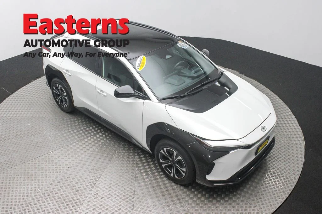 Used 2023 White Toyota XLE image 3