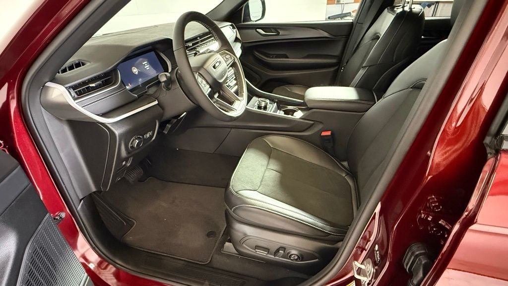 New 2025 Velvet Red Pearl-Coat Exterior Paint Jeep Altitude X image 13