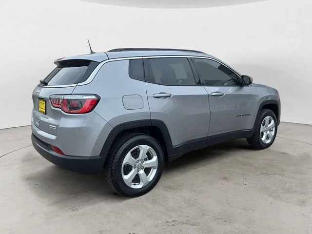 Used 2017 Silver Jeep Latitude image 5