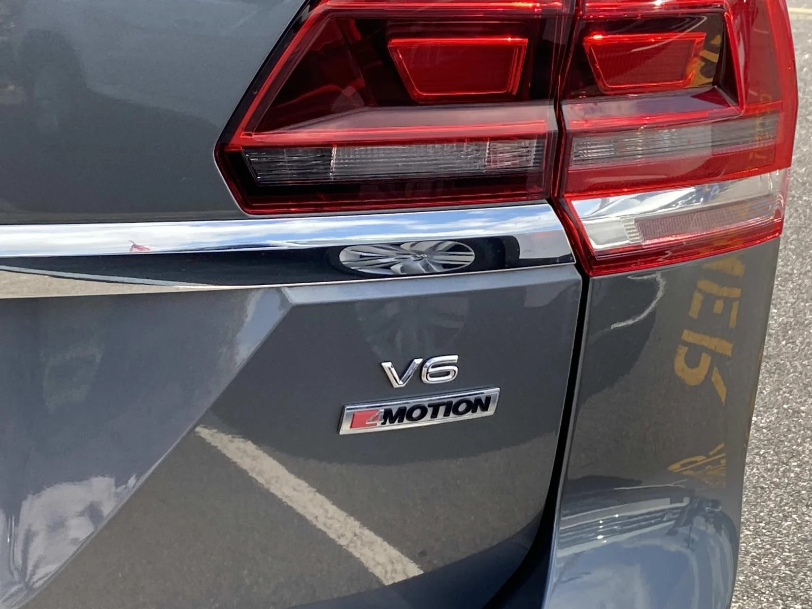 Used 2019 Platinum Gray Metallic Volkswagen 3.6L V6 SE w/Technology 4MOTION image 5