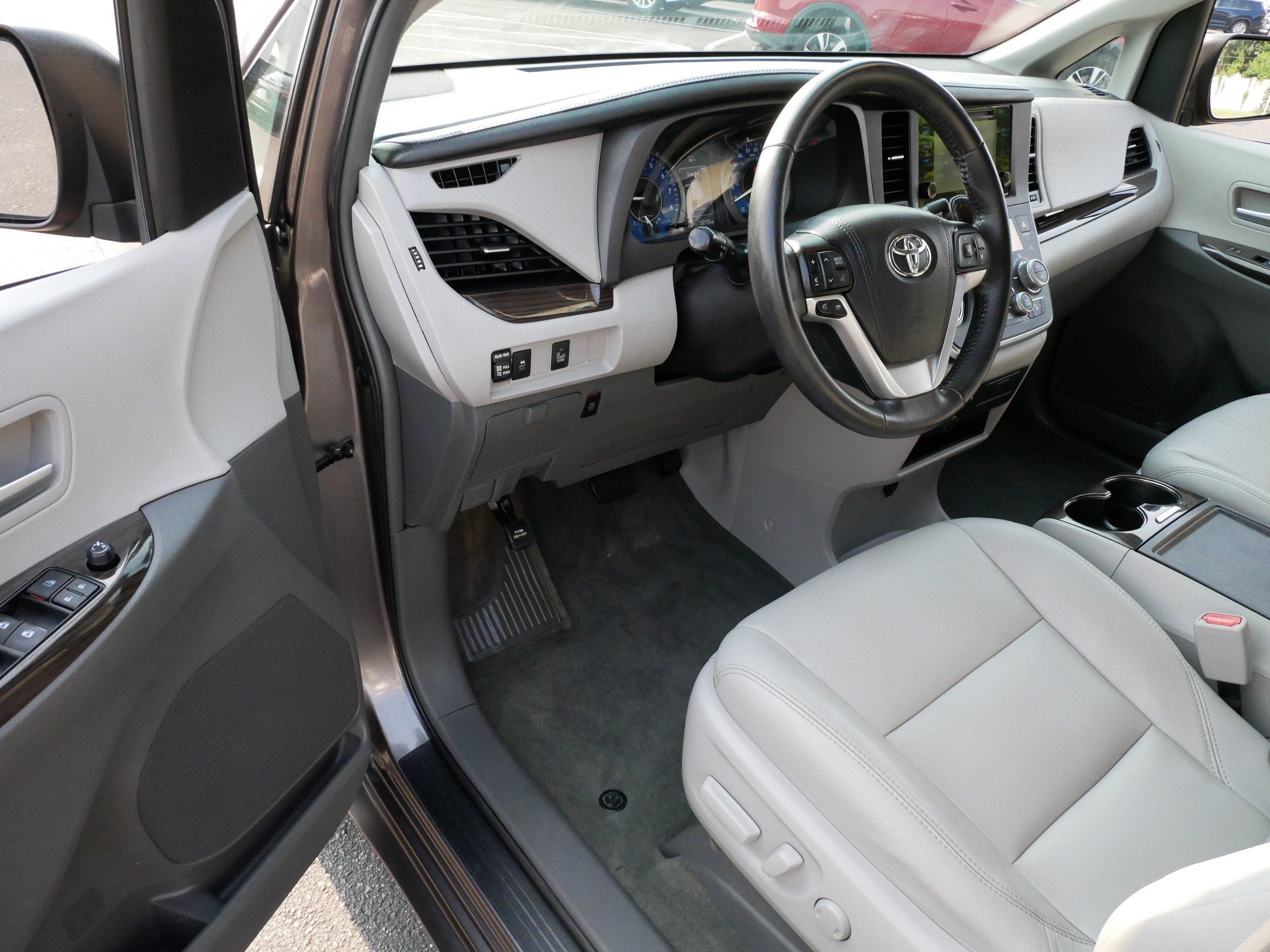 Used 2017 Toyota Sienna XLE with VIN 5TDDZ3DC2HS166381 for sale in Brooklyn Center, Minnesota