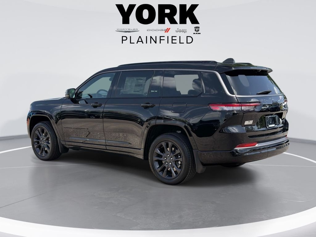 New 2026 Diamond Black Crystal Pearl-Coat Exterior Paint Jeep Limited image 7