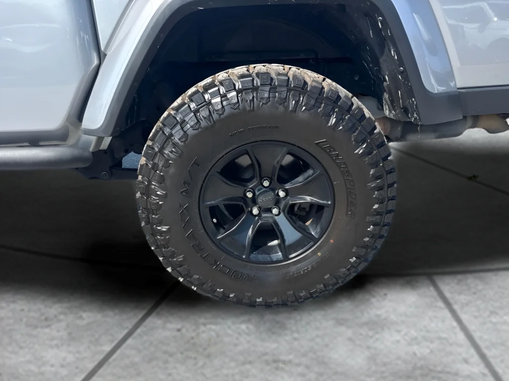 Used 2020 Silver Jeep Overland image 27
