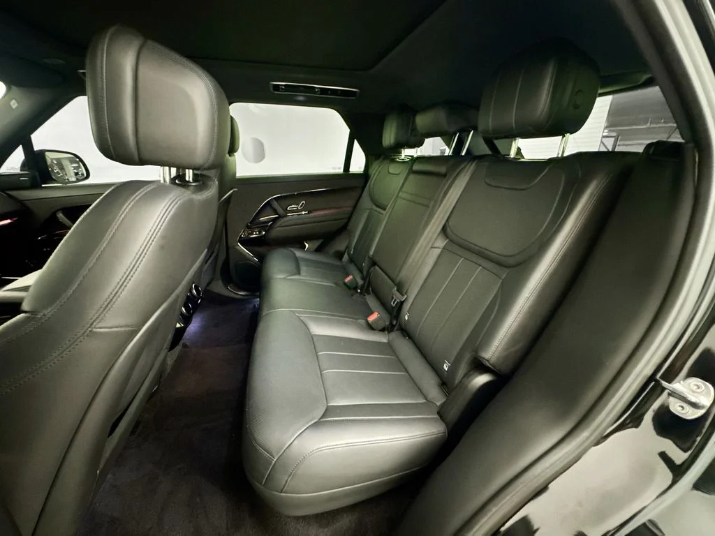Used 2023 Black Land Rover SE Dynamic image 25