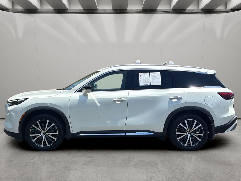 Used 2023 Majestic White INFINITI Sensory image 2