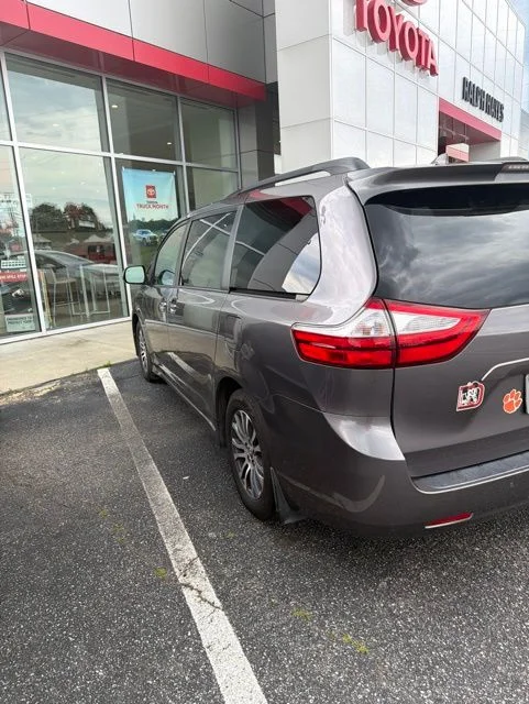 2019 Toyota Sienna XLE V6 8-Passenger's photo