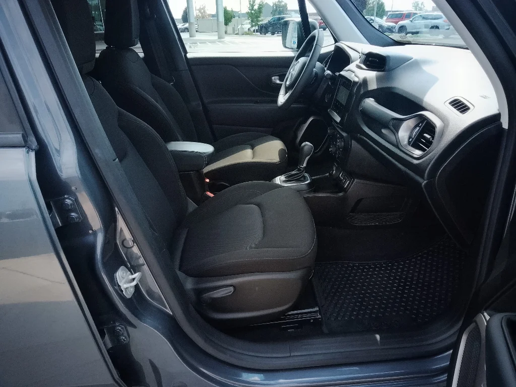 Used 2023 GRAPHITE GRAY Jeep Latitude image 14