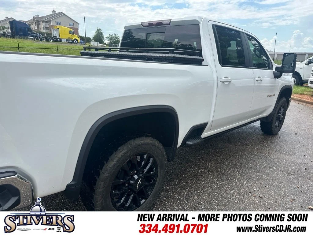 Used 2025 White Chevrolet LT image 9