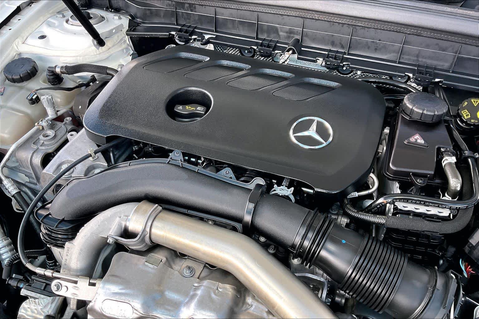 Used 2025 Polar White Mercedes-Benz GLB 250 image 31