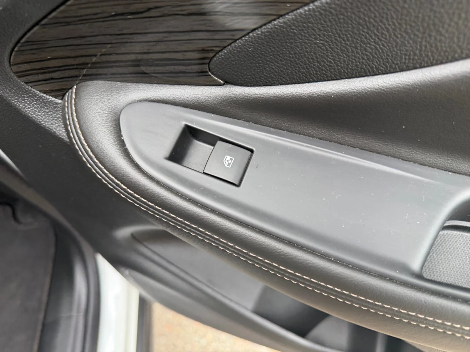Used 2017 Summit White Buick Essence image 35