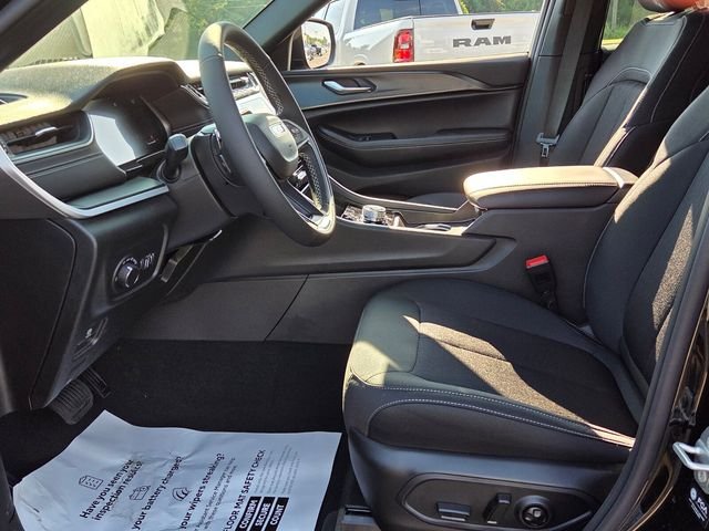 New 2026 Diamond Black Crystal Pearl-Coat Exterior Paint Jeep Laredo image 6