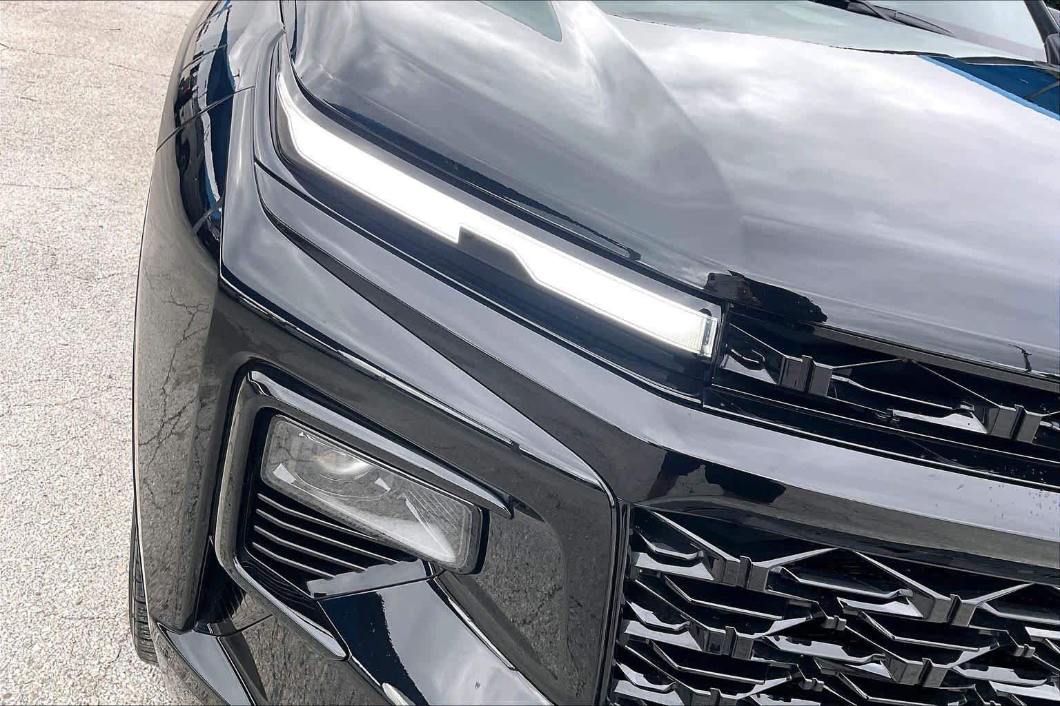 Used 2025 Mosaic Black Metallic Chevrolet FWD RS image 27