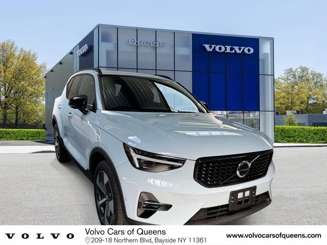 2026 Volvo XC40 B5 Plus Dark AWD's photo