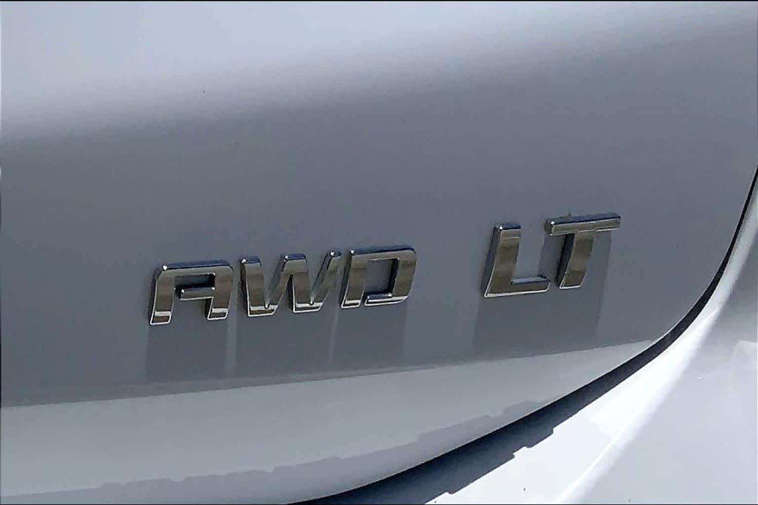 Used 2024 Summit White Chevrolet LT image 10
