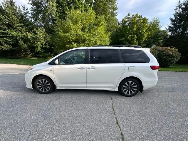 Used 2018 White Toyota XLE image 6