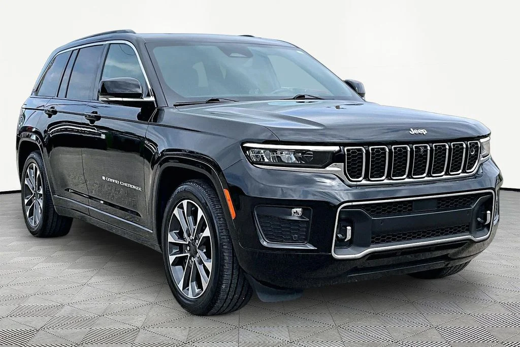 Certified Used 2024 Diamond Black Jeep Overland image 12
