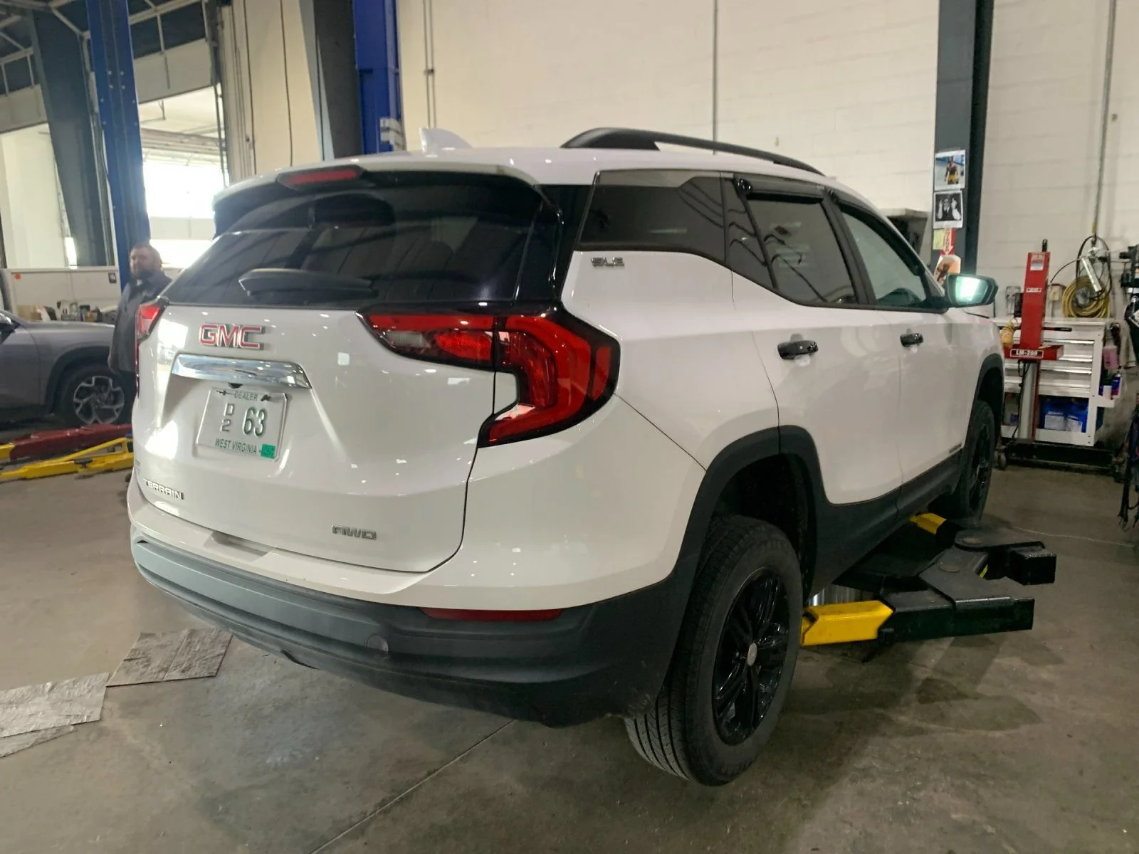 Used 2021 SUMMIT WHITE GMC SLE image 3
