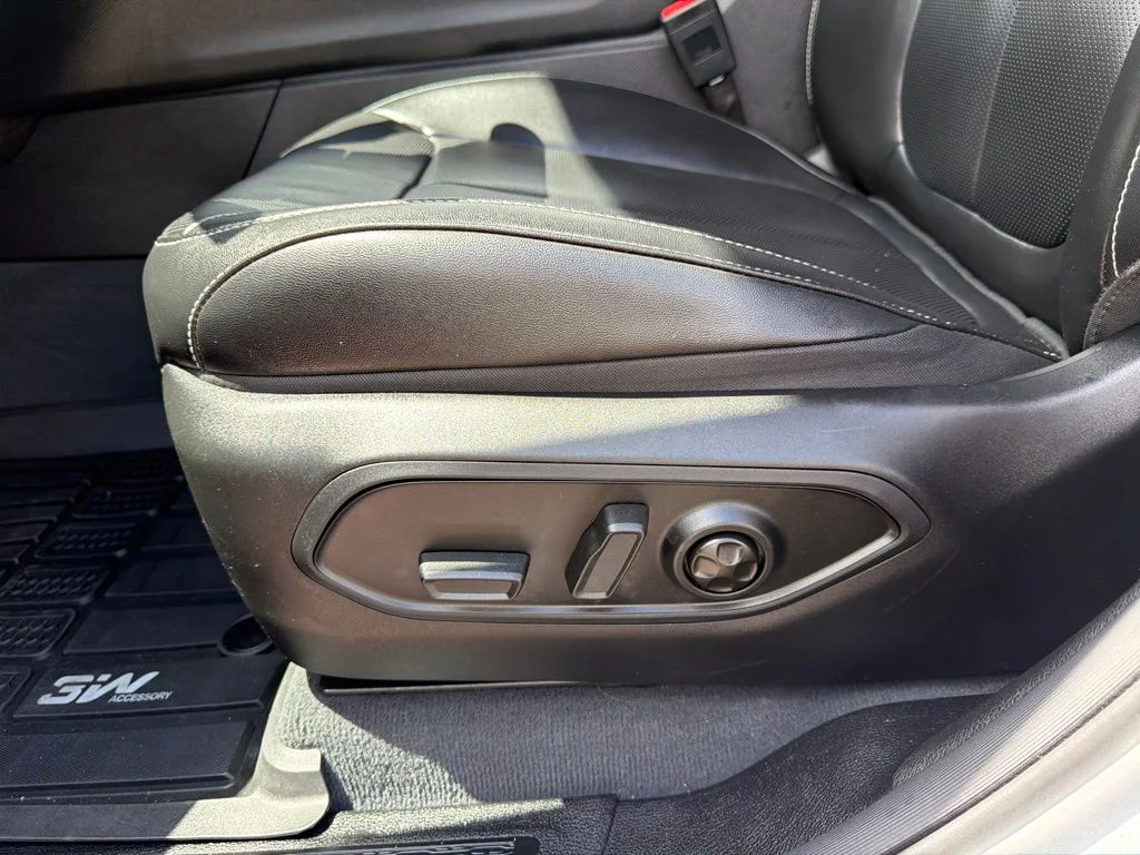 Used 2023 Silver Jeep Limited image 14