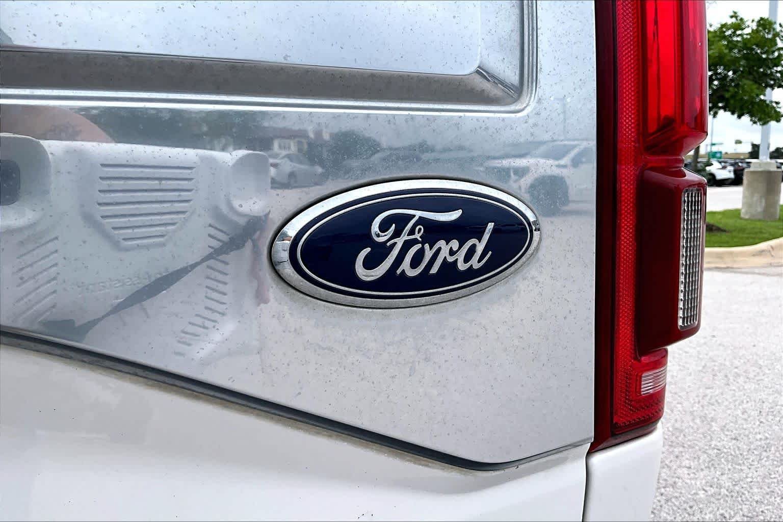 Used 2015 White Platinum Metallic Tri-Coat Ford Platinum image 31