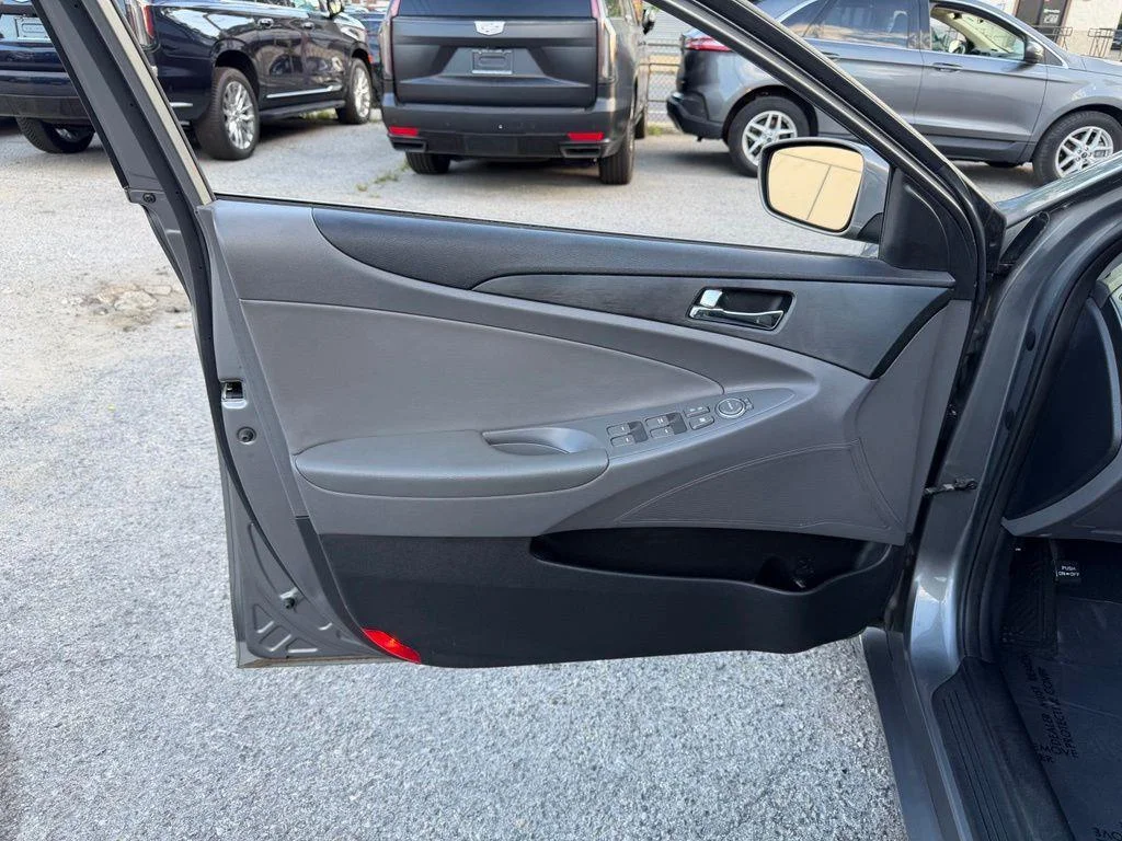 Used 2013 Gray Hyundai GLS image 16