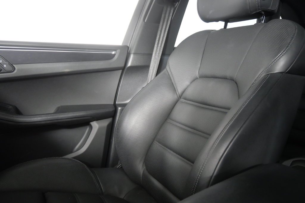 Used 2021  Porsche GTS image 24