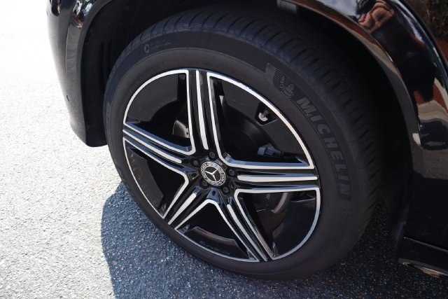 Certified Used 2025 Obsidian Black Metallic Mercedes-Benz GLE 450 image 28