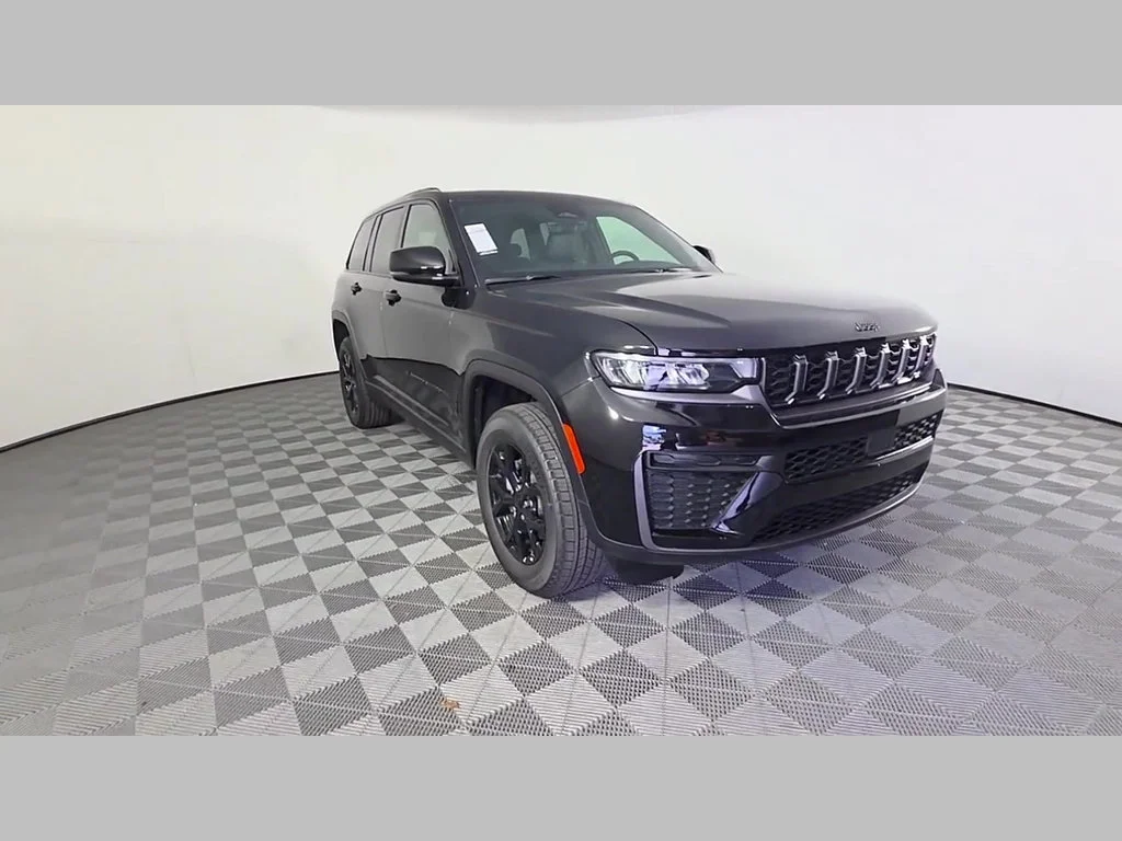 New 2026 Diamond Black Crystal Pearl-Coat Exterior Paint Jeep Laredo Altitude image 38