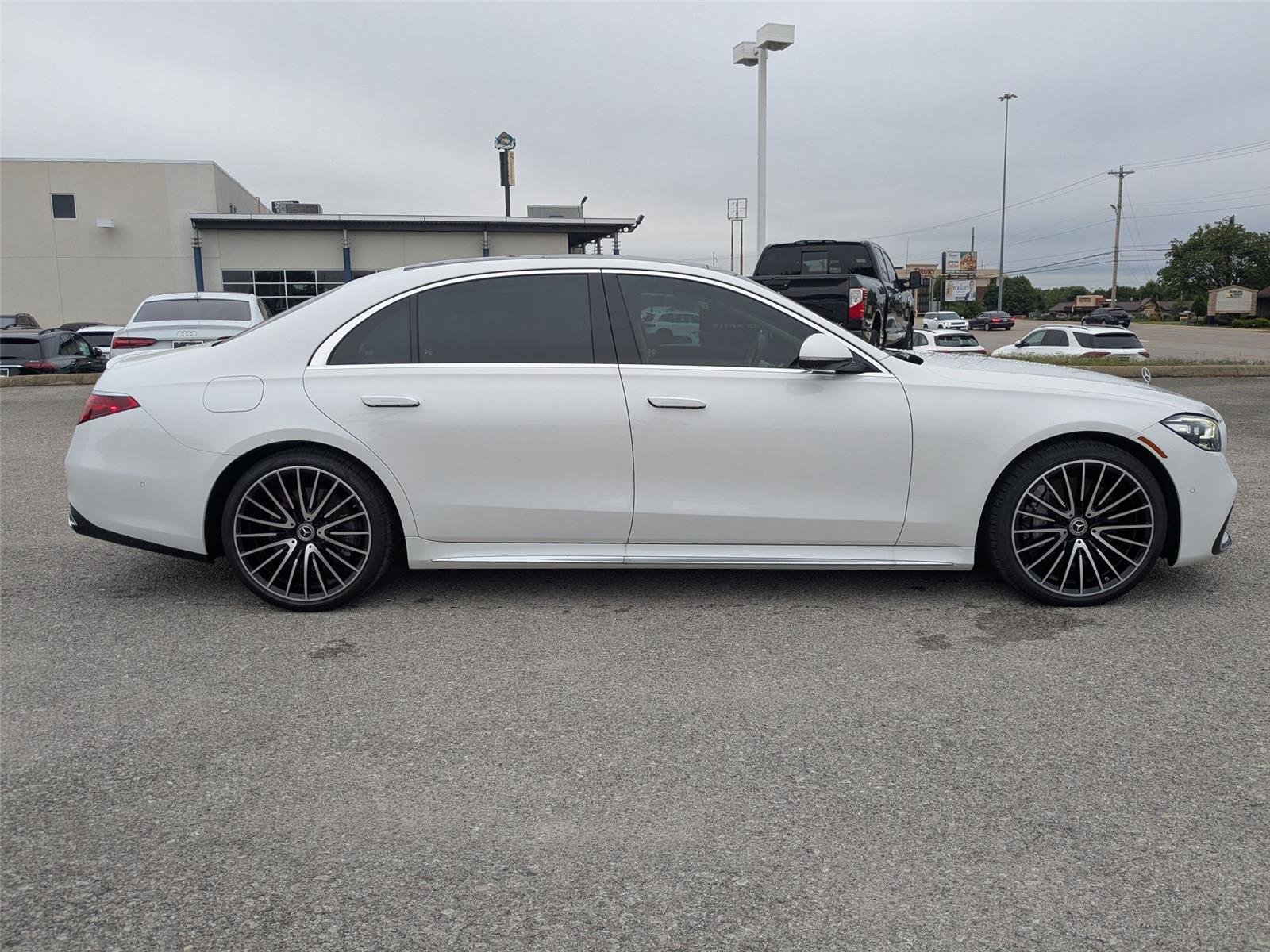 Used 2024 MANUFAKTUR Moonlight White Metallic Mercedes-Benz S 580 image 4